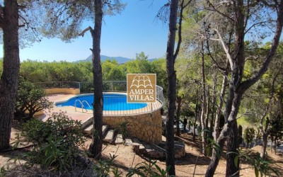 Bonito chalet mediterráneo con casa de invitados y impresionantes vistas panorámicas.